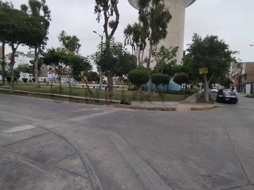 Venta de Casa con Vista al Parque en La Perla – ¡Precio de Terreno!
