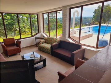 Se vende gran finca en pueblo tapao
