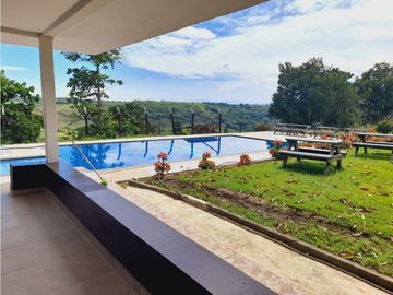 Se vende gran finca en pueblo tapao