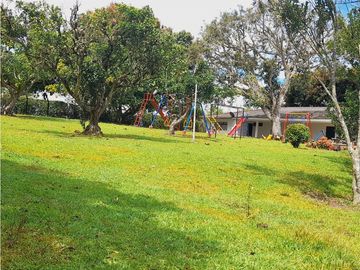 Se vende gran finca en pueblo tapao