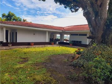 Se vende gran finca en pueblo tapao