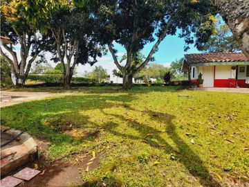 Se vende gran finca en pueblo tapao
