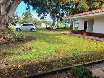 Se vende gran finca en pueblo tapao