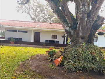 Se vende gran finca en pueblo tapao