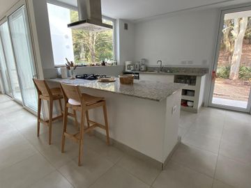 ALQUILER TEMPORAL, CASA, BARRIO BOSQUE, LOTE AL 100, 5 AMBIENTES