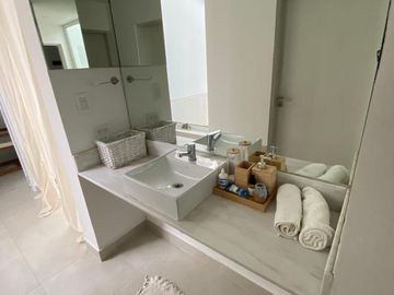 ALQUILER TEMPORAL, CASA, BARRIO BOSQUE, LOTE AL 100, 5 AMBIENTES
