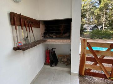 ALQUILER TEMPORAL, CASA, BARRIO BOSQUE, LOTE AL 100, 5 AMBIENTES