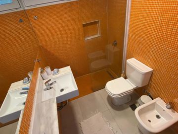 ALQUILER TEMPORAL, CASA, BARRIO BOSQUE, LOTE AL 100, 5 AMBIENTES