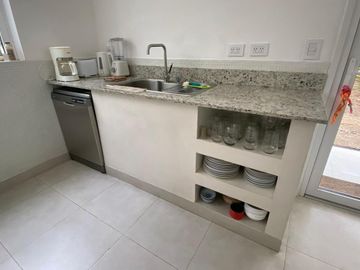 ALQUILER TEMPORAL, CASA, BARRIO BOSQUE, LOTE AL 100, 5 AMBIENTES