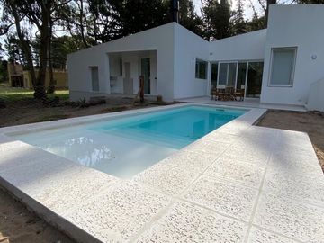 ALQUILER TEMPORAL, CASA, BARRIO BOSQUE, LOTE AL 100, 5 AMBIENTES