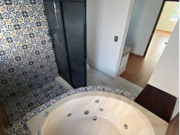 CASA EN VENTA RECIEN REMODELADA, EN RESIDENCIAL DEL VALLE II AL PONIENTE DE AGS.