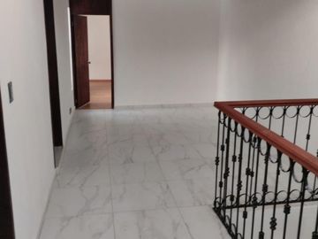 CASA EN VENTA RECIEN REMODELADA, EN RESIDENCIAL DEL VALLE II AL PONIENTE DE AGS.
