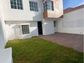 CASA EN VENTA RECIEN REMODELADA, EN RESIDENCIAL DEL VALLE II AL PONIENTE DE AGS.