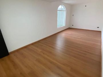 CASA EN VENTA RECIEN REMODELADA, EN RESIDENCIAL DEL VALLE II AL PONIENTE DE AGS.