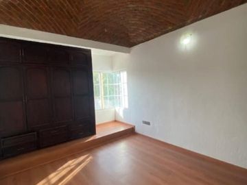CASA EN VENTA RECIEN REMODELADA, EN RESIDENCIAL DEL VALLE II AL PONIENTE DE AGS.