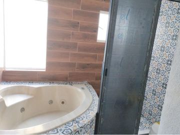CASA EN VENTA RECIEN REMODELADA, EN RESIDENCIAL DEL VALLE II AL PONIENTE DE AGS.