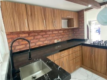 CASA EN VENTA RECIEN REMODELADA, EN RESIDENCIAL DEL VALLE II AL PONIENTE DE AGS.