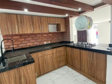 CASA EN VENTA RECIEN REMODELADA, EN RESIDENCIAL DEL VALLE II AL PONIENTE DE AGS.