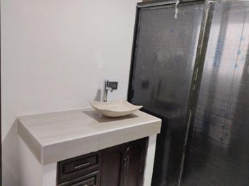 CASA EN VENTA RECIEN REMODELADA, EN RESIDENCIAL DEL VALLE II AL PONIENTE DE AGS.