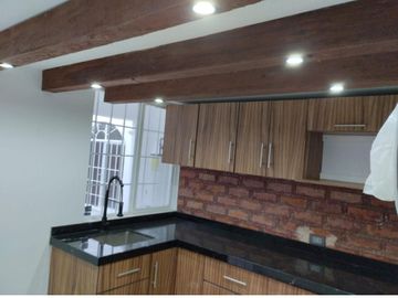 CASA EN VENTA RECIEN REMODELADA, EN RESIDENCIAL DEL VALLE II AL PONIENTE DE AGS.