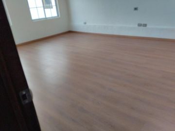 CASA EN VENTA RECIEN REMODELADA, EN RESIDENCIAL DEL VALLE II AL PONIENTE DE AGS.