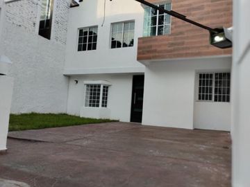 CASA EN VENTA RECIEN REMODELADA, EN RESIDENCIAL DEL VALLE II AL PONIENTE DE AGS.