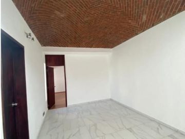 CASA EN VENTA RECIEN REMODELADA, EN RESIDENCIAL DEL VALLE II AL PONIENTE DE AGS.