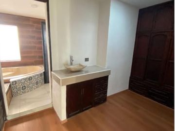 CASA EN VENTA RECIEN REMODELADA, EN RESIDENCIAL DEL VALLE II AL PONIENTE DE AGS.