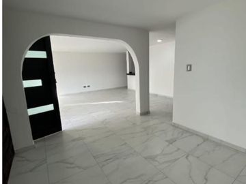 CASA EN VENTA RECIEN REMODELADA, EN RESIDENCIAL DEL VALLE II AL PONIENTE DE AGS.