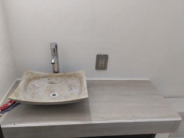 CASA EN VENTA RECIEN REMODELADA, EN RESIDENCIAL DEL VALLE II AL PONIENTE DE AGS.
