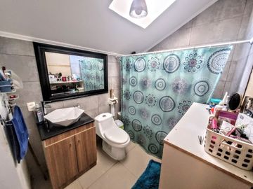 Se Vende Casa De Dos Pisos En Villa El Sol, Maipú