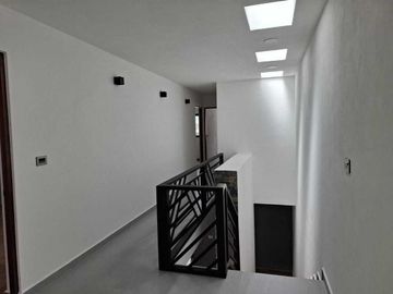 Casa en Venta en Pedregal de Schoenstatt, 3 Recamáras, 2.5 Baños, Jardín, Lujo