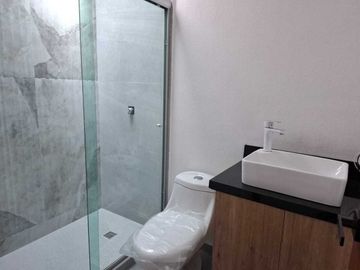 Casa en Venta en Pedregal de Schoenstatt, 3 Recamáras, 2.5 Baños, Jardín, Lujo