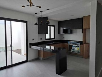 Casa en Venta en Pedregal de Schoenstatt, 3 Recamáras, 2.5 Baños, Jardín, Lujo