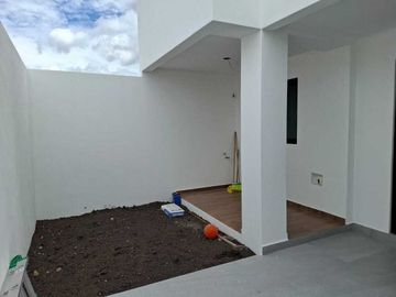 Casa en Venta en Pedregal de Schoenstatt, 3 Recamáras, 2.5 Baños, Jardín, Lujo