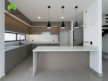 EN VENTA CASA MODERNA - ATRS DE LA CLNICA SAN GREGORIO - MANTA