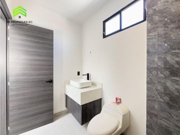 EN VENTA CASA MODERNA - ATRS DE LA CLNICA SAN GREGORIO - MANTA
