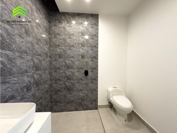 EN VENTA CASA MODERNA - ATRS DE LA CLNICA SAN GREGORIO - MANTA