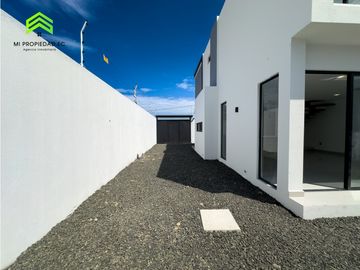 EN VENTA CASA MODERNA - ATRS DE LA CLNICA SAN GREGORIO - MANTA