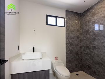 EN VENTA CASA MODERNA - ATRS DE LA CLNICA SAN GREGORIO - MANTA