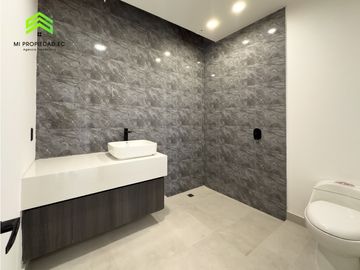 EN VENTA CASA MODERNA - ATRS DE LA CLNICA SAN GREGORIO - MANTA