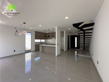 EN VENTA CASA MODERNA - ATRS DE LA CLNICA SAN GREGORIO - MANTA