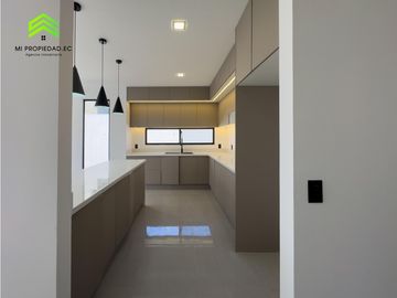 EN VENTA CASA MODERNA - ATRS DE LA CLNICA SAN GREGORIO - MANTA