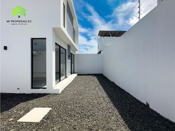 EN VENTA CASA MODERNA - ATRS DE LA CLNICA SAN GREGORIO - MANTA