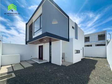 EN VENTA CASA MODERNA - ATRS DE LA CLNICA SAN GREGORIO - MANTA