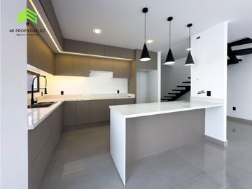 EN VENTA CASA MODERNA - ATRS DE LA CLNICA SAN GREGORIO - MANTA