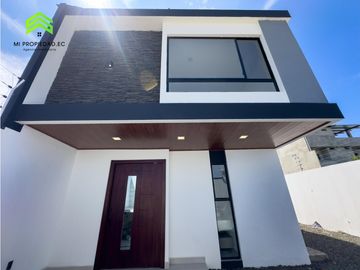 EN VENTA CASA MODERNA - ATRS DE LA CLNICA SAN GREGORIO - MANTA