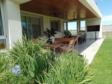 CASA EN ESQUINA EN COUNTRY HARAS DE FUNES BARRIO PRIVADO
