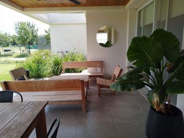 CASA EN ESQUINA EN COUNTRY HARAS DE FUNES BARRIO PRIVADO