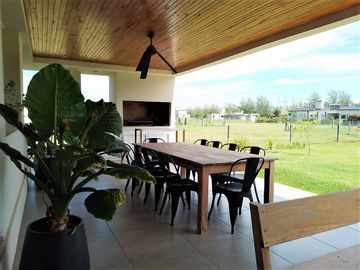 CASA EN ESQUINA EN COUNTRY HARAS DE FUNES BARRIO PRIVADO